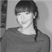 Studentessa liceale offre aiuto nell’apprendimento delle materie scientifiche e umanistiche